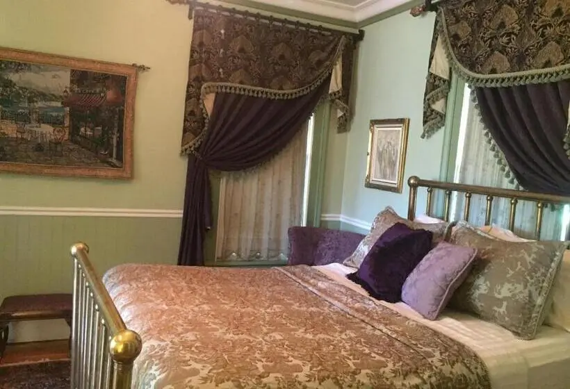 身障者適用クイーンサイズベッドルーム, The Whitmore Inn