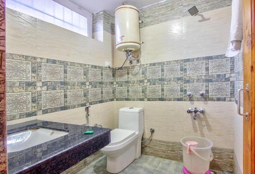 غرفة ديلوكس, Thakur