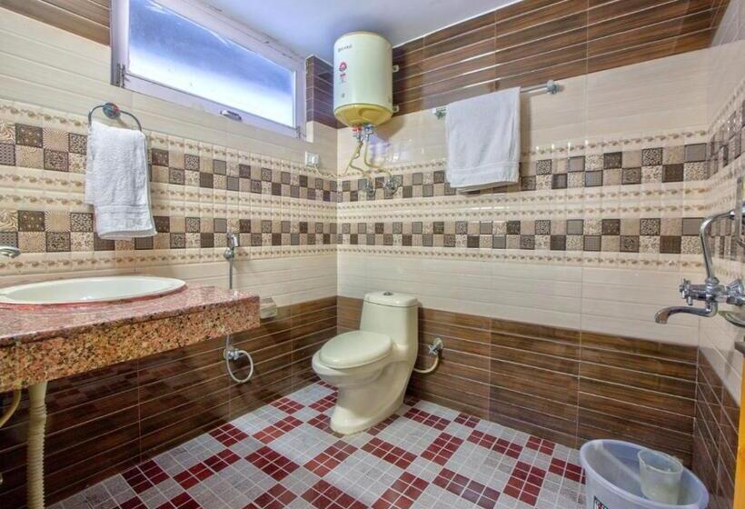 غرفة سوبيريور, Thakur