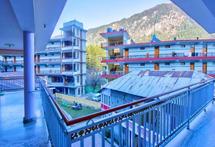 غرفة سوبيريور, Thakur