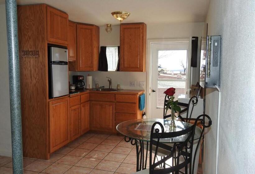 إستوديو قياسى, The Arizona Lighthouse B&b