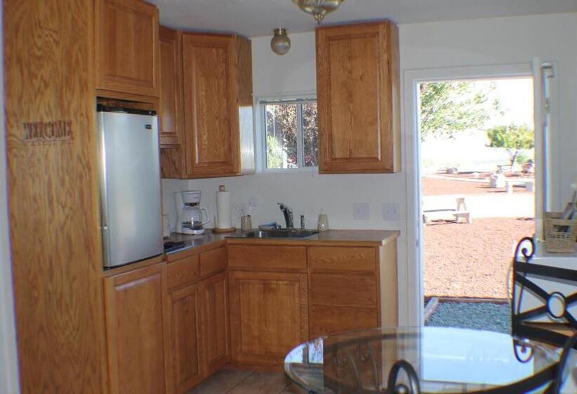 إستوديو قياسى, The Arizona Lighthouse B&b