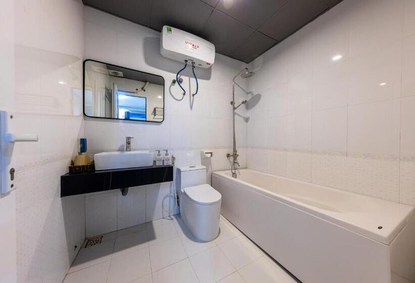 Triple Room Sea View, The One Hostel & Rooftop Bar Catba