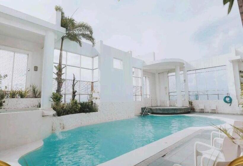 اتاق استاندارد, Cozy Hotel Room With Bath Tub And Free Pool Access