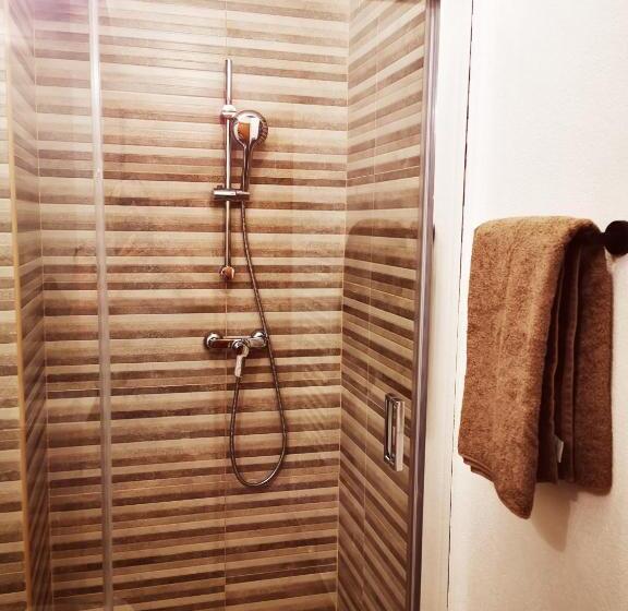 غرفة عائلية, Os 3 Rrr