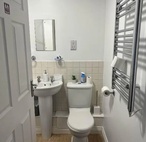 浴室共有ファミリールーム, Elegant 3 Bedroom Apt With En Suite And Shared Amenities With Free Wi Fi