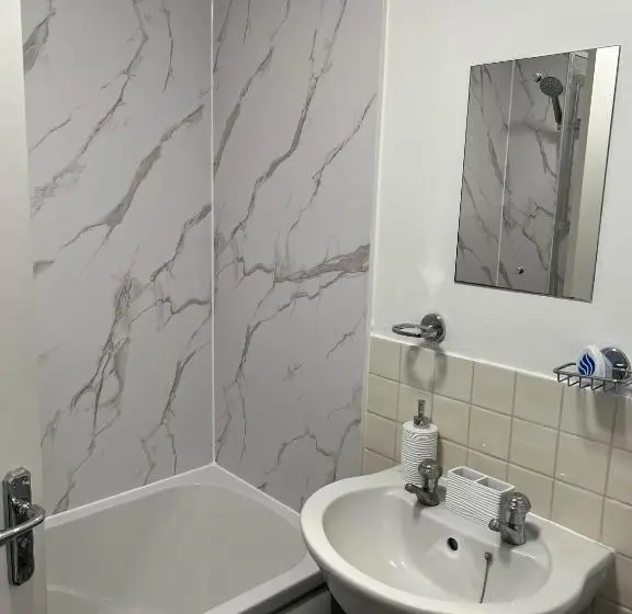 浴室共有ファミリールーム, Elegant 3 Bedroom Apt With En Suite And Shared Amenities With Free Wi Fi
