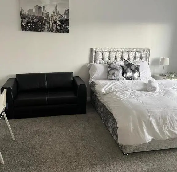 浴室共有ファミリールーム, Elegant 3 Bedroom Apt With En Suite And Shared Amenities With Free Wi Fi