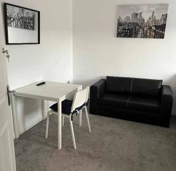 浴室共有ファミリールーム, Elegant 3 Bedroom Apt With En Suite And Shared Amenities With Free Wi Fi