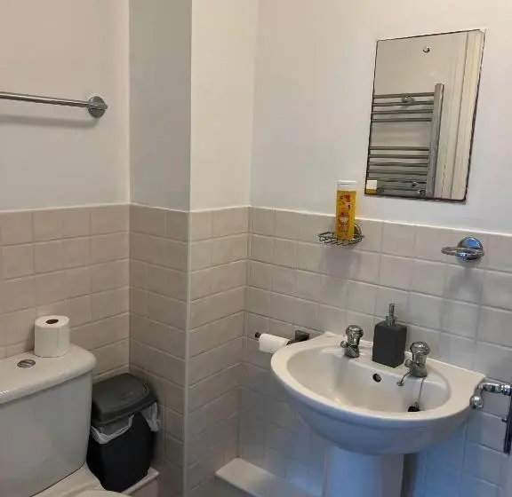 スタンダードルーム, Elegant 3 Bedroom Apt With En Suite And Shared Amenities With Free Wi Fi
