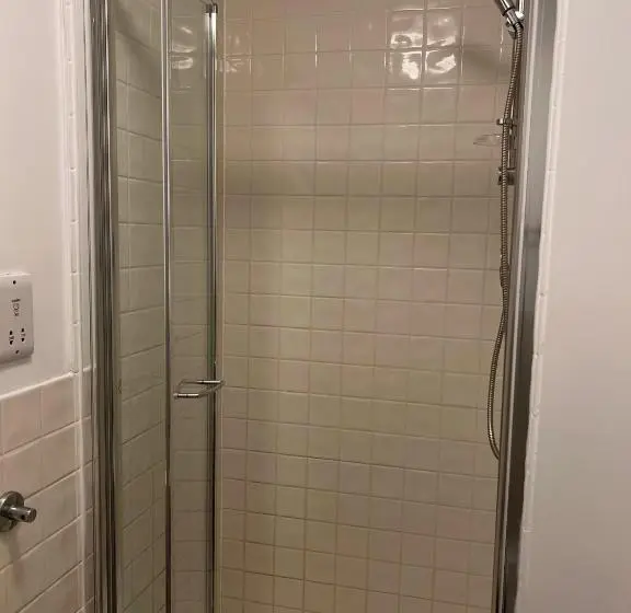 スタンダードルーム, Elegant 3 Bedroom Apt With En Suite And Shared Amenities With Free Wi Fi