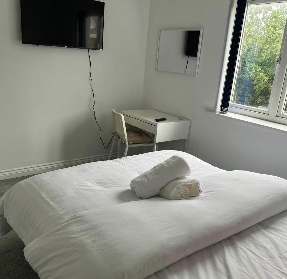 اتاق استاندارد, Elegant 3 Bedroom Apt With En Suite And Shared Amenities With Free Wi Fi