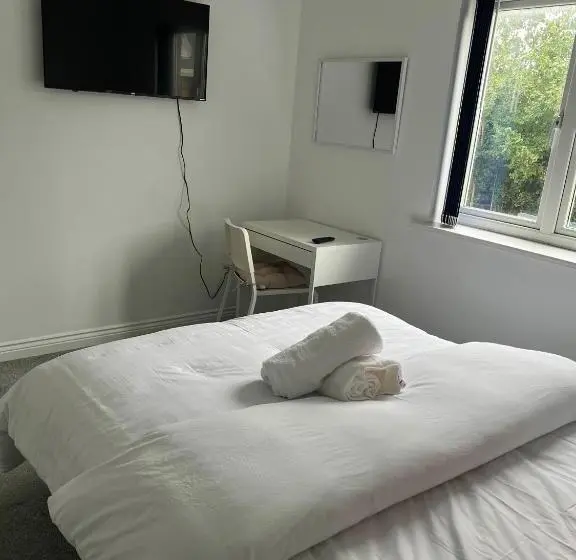 スタンダードルーム, Elegant 3 Bedroom Apt With En Suite And Shared Amenities With Free Wi Fi