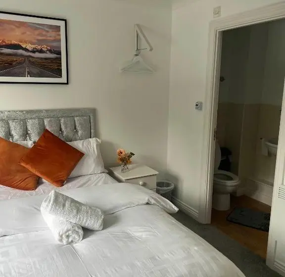 スタンダードルーム, Elegant 3 Bedroom Apt With En Suite And Shared Amenities With Free Wi Fi