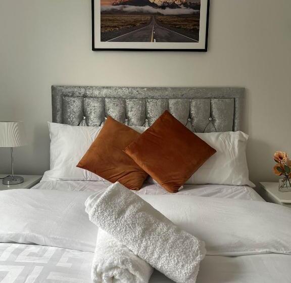 اتاق استاندارد, Elegant 3 Bedroom Apt With En Suite And Shared Amenities With Free Wi Fi