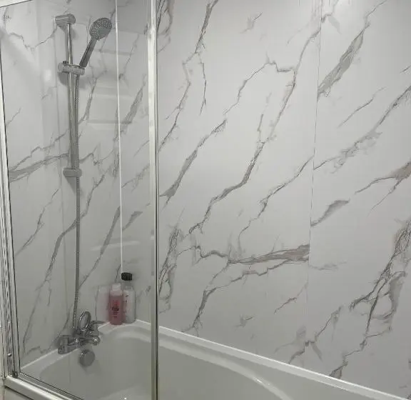 バス共有のスタンダードルーム, Elegant 3 Bedroom Apt With En Suite And Shared Amenities With Free Wi Fi
