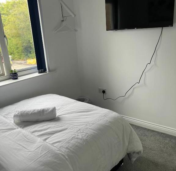 اتاق استاندارد با سرویس بهداشتی مشترک, Elegant 3 Bedroom Apt With En Suite And Shared Amenities With Free Wi Fi