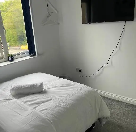 バス共有のスタンダードルーム, Elegant 3 Bedroom Apt With En Suite And Shared Amenities With Free Wi Fi