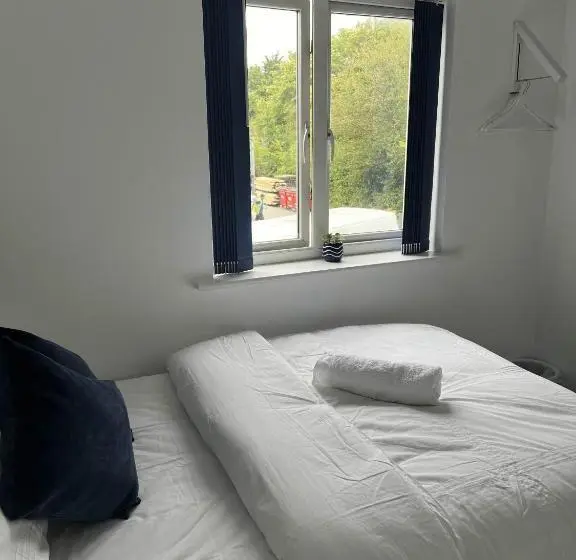 バス共有のスタンダードルーム, Elegant 3 Bedroom Apt With En Suite And Shared Amenities With Free Wi Fi