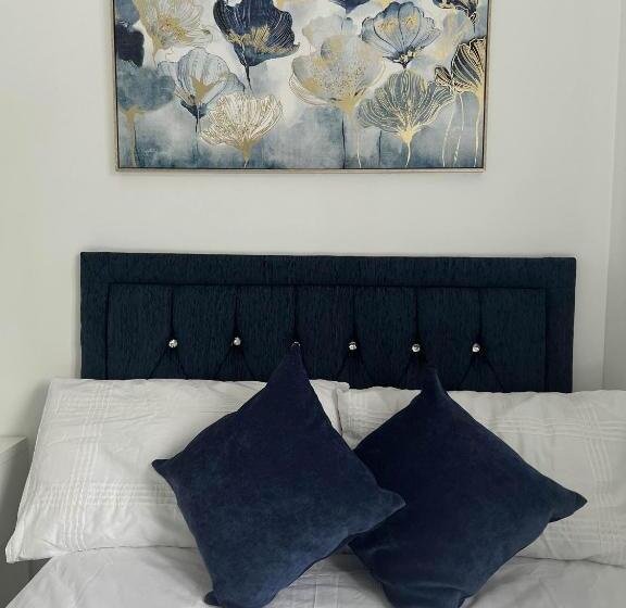 اتاق استاندارد با سرویس بهداشتی مشترک, Elegant 3 Bedroom Apt With En Suite And Shared Amenities With Free Wi Fi