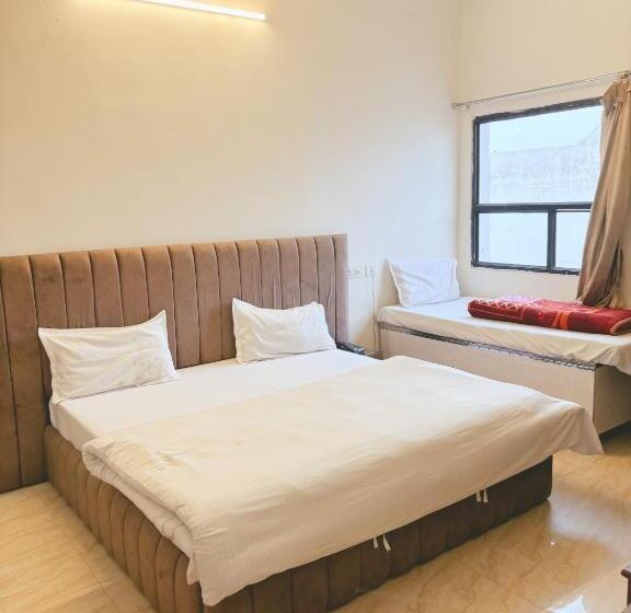 חדר דלוקס לשלושה, Moon