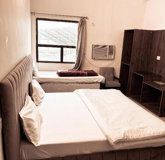 חדר דלוקס לשלושה, Moon