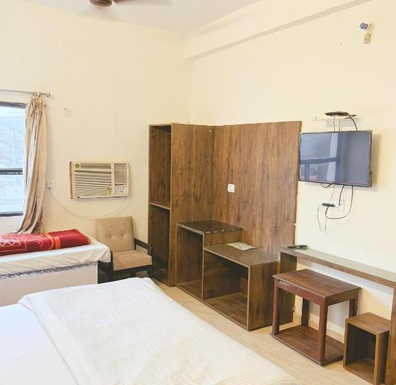 חדר דלוקס לשלושה, Moon