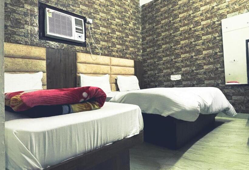 חדר דלוקס לשלושה, Moon