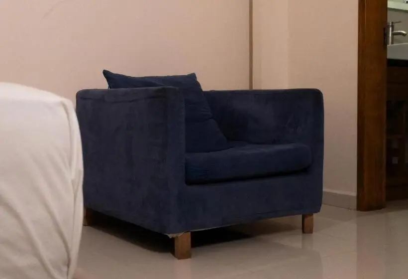 اتاق استاندارد سه نفره, Infinity Suites Habitación Triple 209