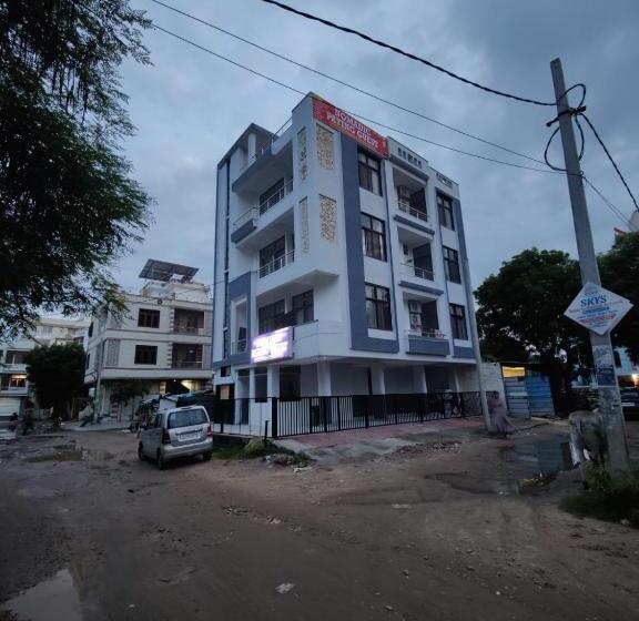 スタンダードルーム, Nomadic Paying Guest