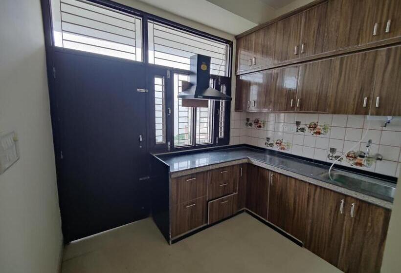 スタンダードルーム, Nomadic Paying Guest