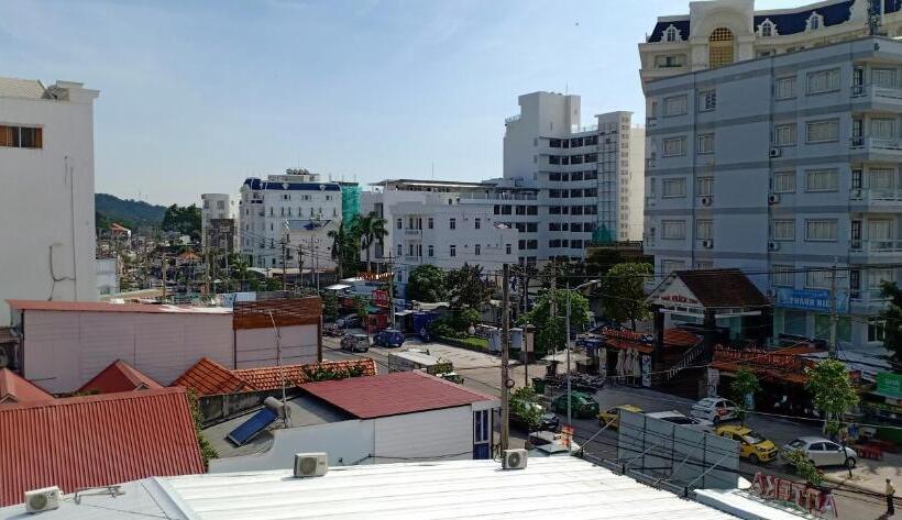 اتاق لوکس با چشم‌انداز شهر, Levan