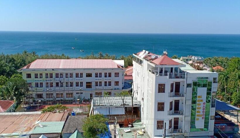 اتاق لوکس با چشم‌انداز دریا, Levan