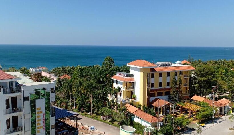 اتاق لوکس با چشم‌انداز دریا, Levan