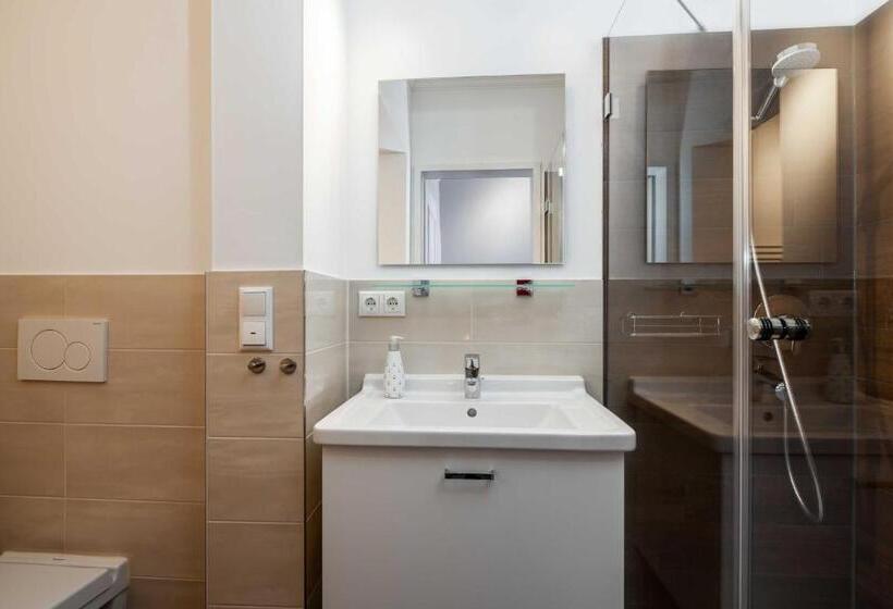 1 Bedroom Apartment Lake View, App Romina