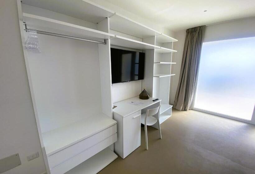 غرفة قياسية مطلّة علي حمام السباحة, Agricola Chiani