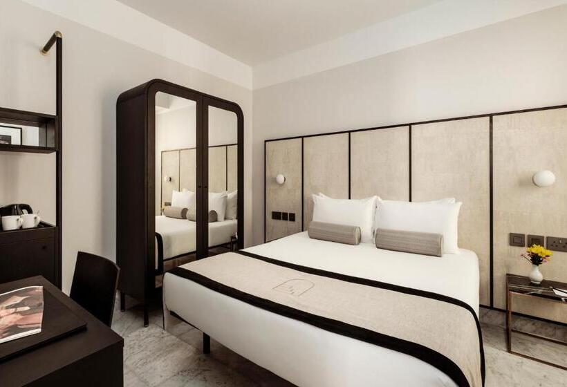 اتاق لوکس سه تخته, San Karlu