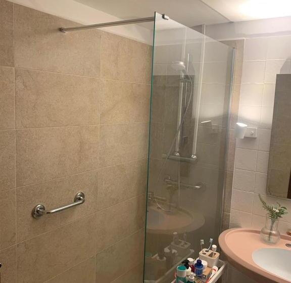 اتاق استاندارد با سرویس بهداشتی مشترک, Habitacion Privada En Piso Compartido Lepanto