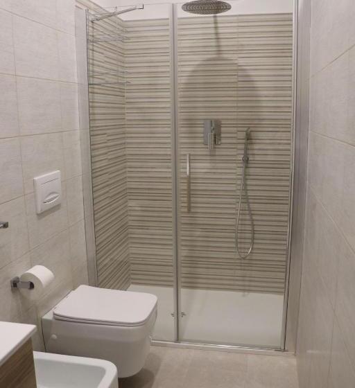 标准三人间, La Colonna Dorica