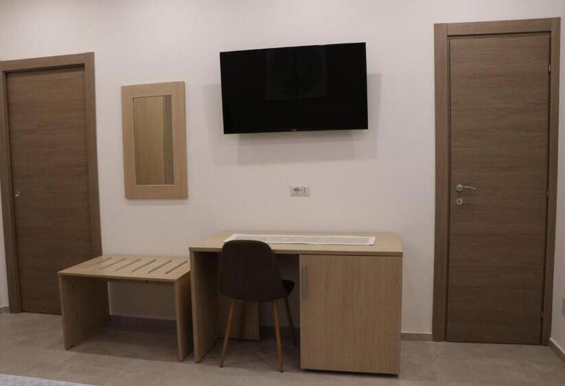 标准三人间, La Colonna Dorica