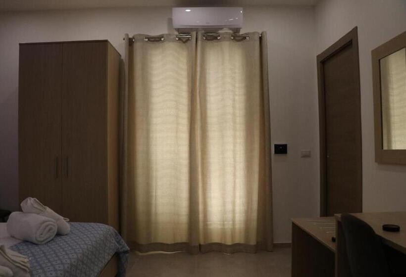 标准三人间, La Colonna Dorica