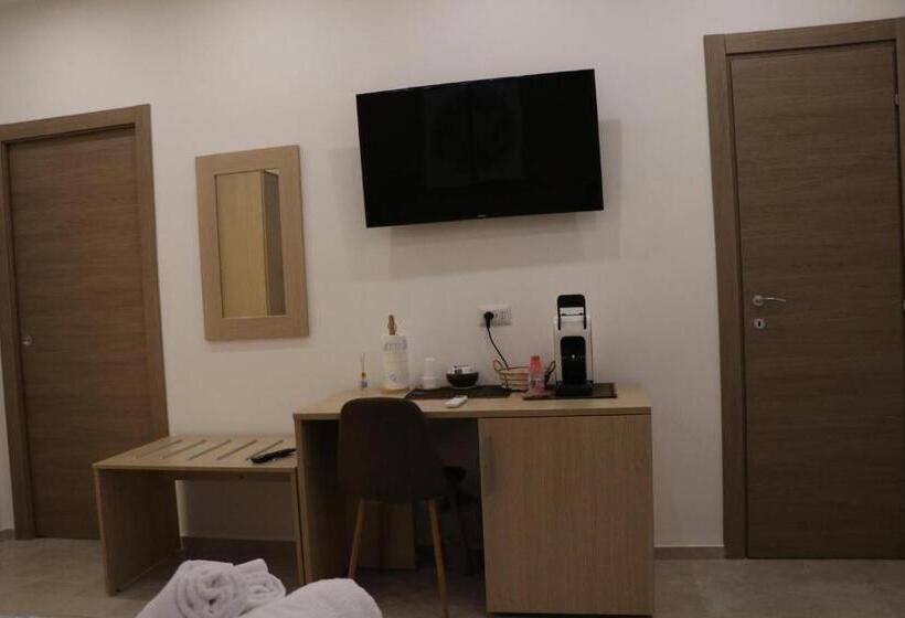 标准三人间, La Colonna Dorica