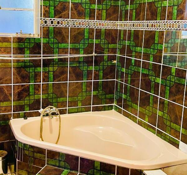 اتاق خانوادگی, Goldenways Motel