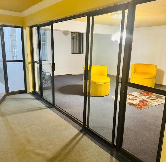 اتاق خانوادگی, Goldenways Motel