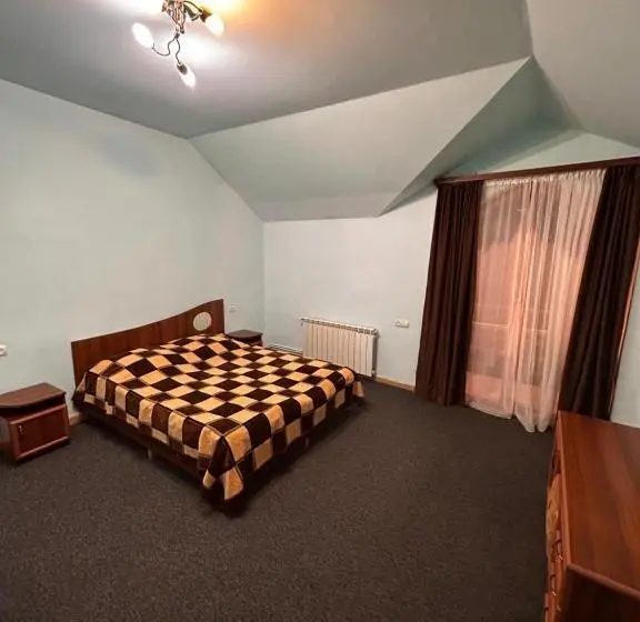 Chambre Familiale, Cascade