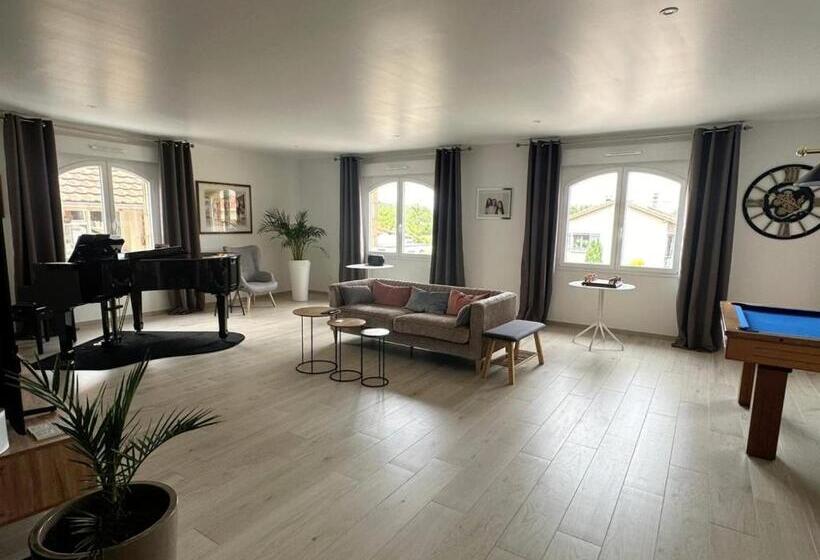 غرفة قياسية مطلّة علي الحديقة, L Obsidienne