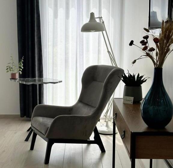 غرفة قياسية مطلّة علي الحديقة, L Obsidienne