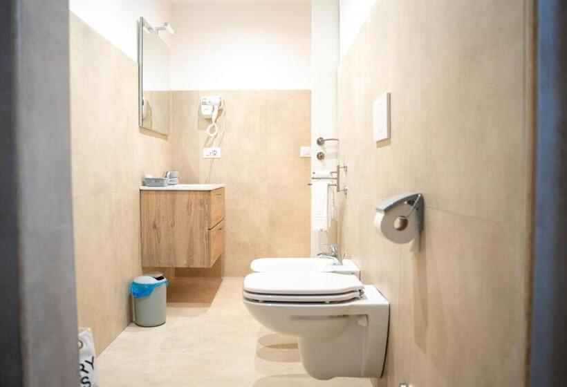 חדר סטנדרט לשלושה, Principe Amedeo 93