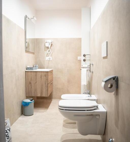 חדר סטנדרט לשלושה, Principe Amedeo 93