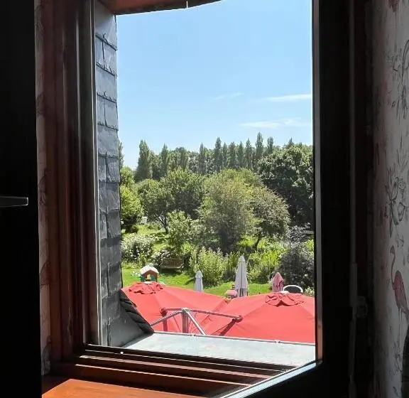 庭の見えるスタンダードトリプルルーム, Auberge De La Chesnaie